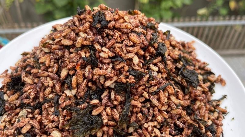 Gạo lứt sấy rong biển l&agrave; một m&oacute;n ăn bổ sung nhiều dinh dưỡng