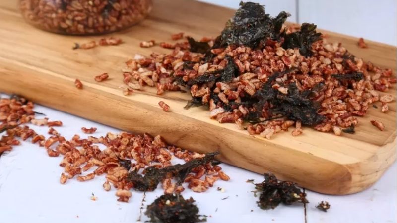 Theo th&ocirc;ng tin, 100g gạo lứt sấy rong biển cung cấp 175 calo.