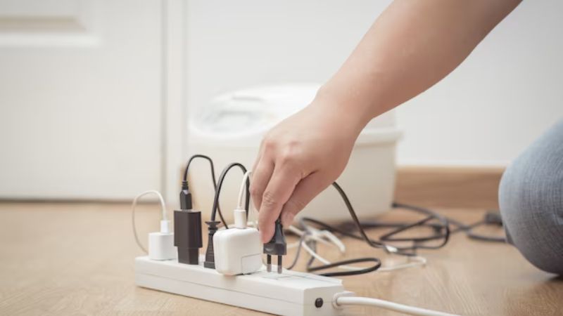 Nhựa ABS được d&ugrave;ng l&agrave;m vỏ ổ cắm điện v&igrave; t&iacute;nh c&aacute;ch điện tốt&nbsp;