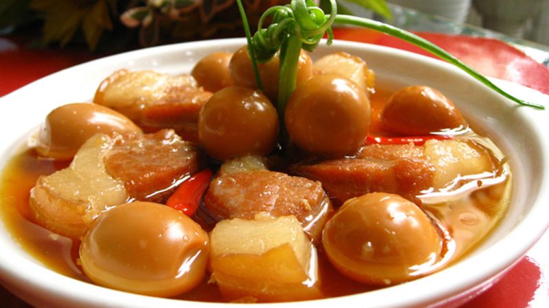 ăn thịt kho t&agrave;u c&oacute; b&eacute;o