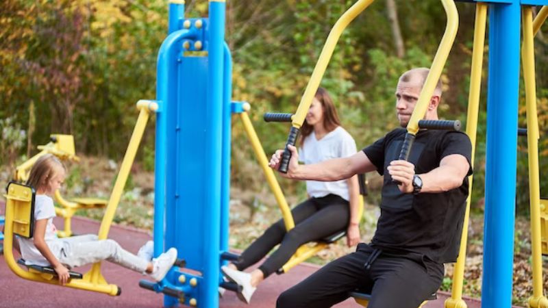 C&aacute;c m&aacute;y tập ở c&ocirc;ng vi&ecirc;n ph&ugrave; hợp với nhiều đối tượng