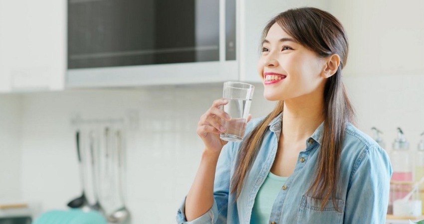 Một cốc nước n&oacute;ng khi thức dậy sẽ gi&uacute;p bạn tr&aacute;nh ăn qu&aacute; nhiều