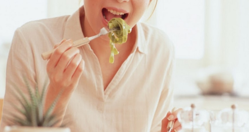 Nhai kỹ thức ăn sẽ gi&uacute;p n&atilde;o c&oacute; nhiều thời gian hơn để nhận t&iacute;n hiệu no