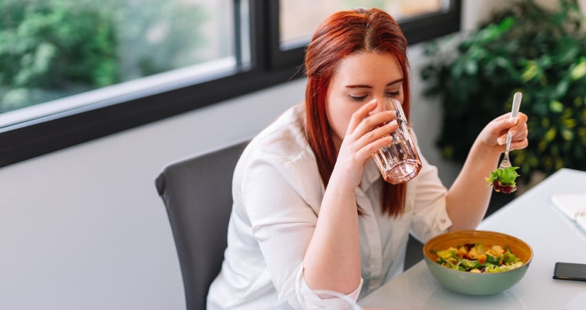 Ti&ecirc;u thụ &iacute;t nhất 2 l&iacute;t nước mỗi ng&agrave;y để giữ nước cho cơ thể v&agrave; hỗ trợ  giảm c&acirc;n
