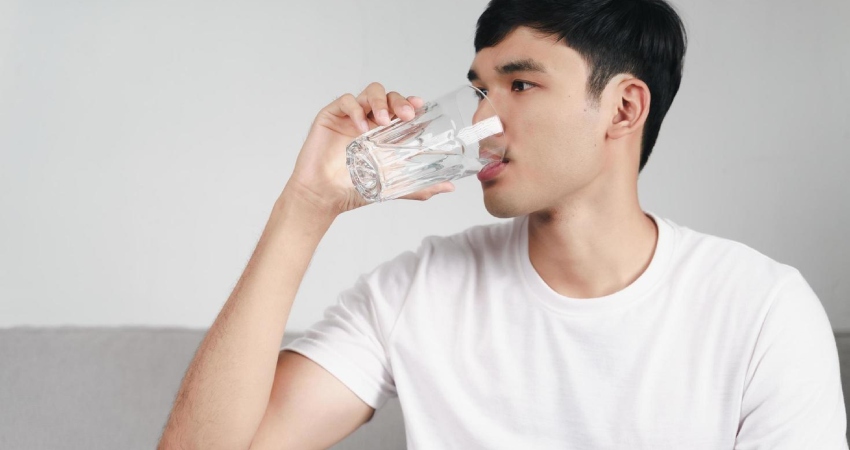Uống &iacute;t nhất 2 l&iacute;t nước mỗi ng&agrave;y 