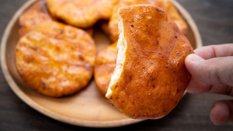 Ăn b&aacute;nh gạo vừa phải để kh&ocirc;ng bị tăng c&acirc;n
