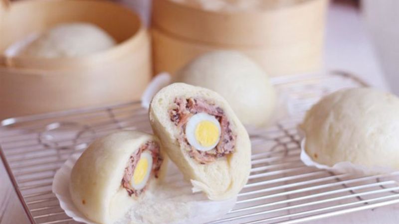 ăn b&aacute;nh bao với lượng vừa đủ