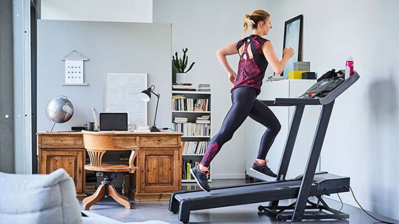 Tập luyện với m&aacute;y chạy bộ gi&uacute;p giảm c&acirc;n hiệu quả