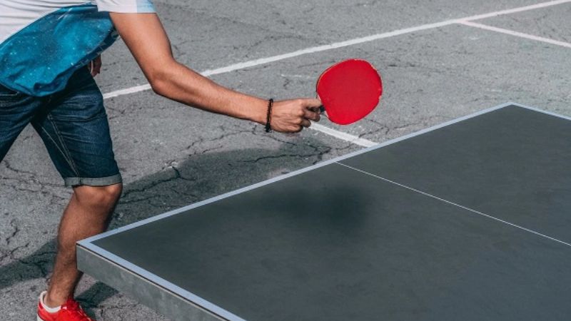 Lựa chọn mặt b&agrave;n c&oacute; m&agrave;u sẫm để dễ quan s&aacute;t đường b&oacute;ng