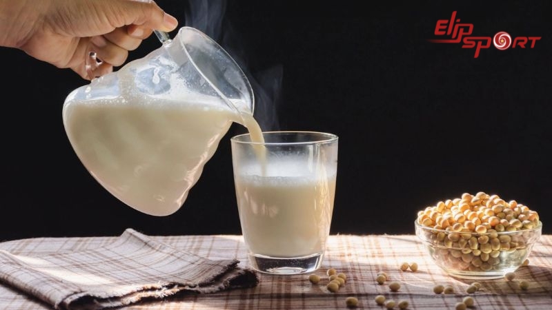Sữa đậu n&agrave;nh l&agrave; một nguồn dinh dưỡng phong ph&uacute;