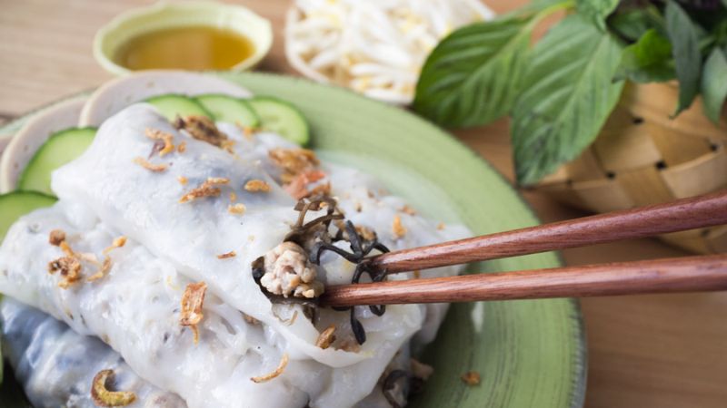 Việc ăn b&aacute;nh cuốn v&agrave;o buổi s&aacute;ng gi&uacute;p ổn định hệ ti&ecirc;u h&oacute;a