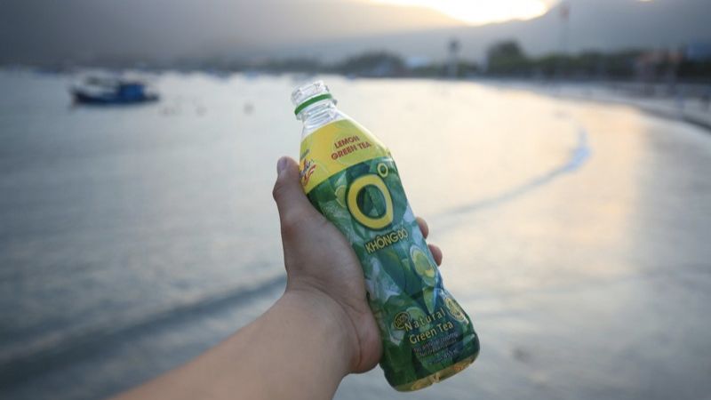 một chai tr&agrave; xanh kh&ocirc;ng độ 500ml sẽ c&oacute; h&agrave;m lượng calo ước lượng l&agrave; 100 calo