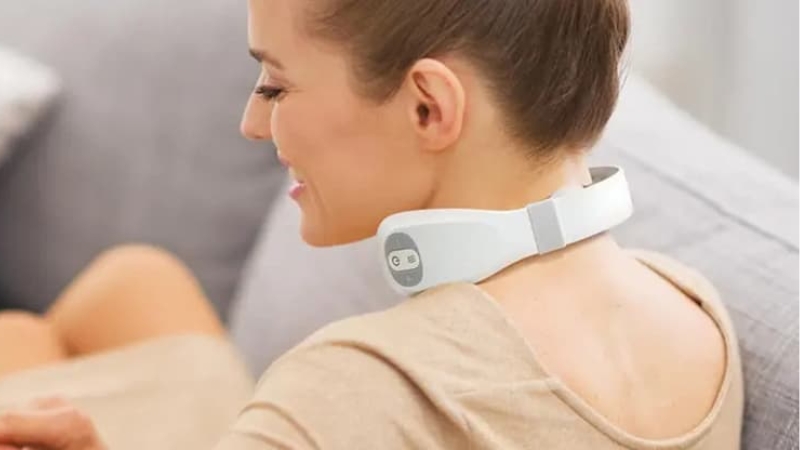 C&aacute;ch sử dụng m&aacute;y massage cổ đơn giản v&agrave; hiệu quả