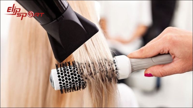 Đặt m&aacute;y sấy hướng xuống, sấy dọc theo đường cong của ch&acirc;n t&oacute;c