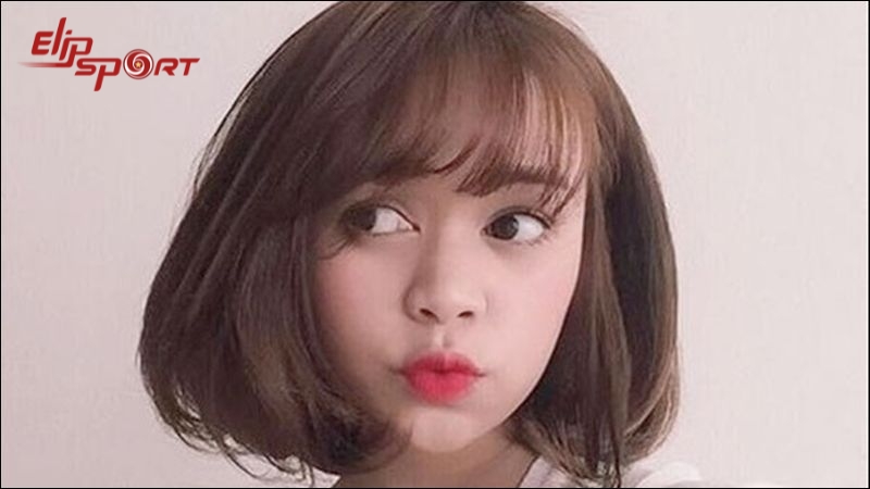 Để sấy t&oacute;c cụp chữ C, d&ugrave;ng lược đầu tr&ograve;n chải t&oacute;c để l&agrave;m mượt v&agrave; tạo kiểu chữ C trước khi sấy