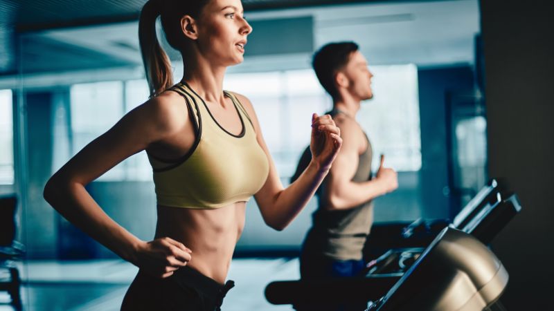 Chạy bộ bằng m&aacute;y gi&uacute;p giảm mỡ bụng hiệu quả