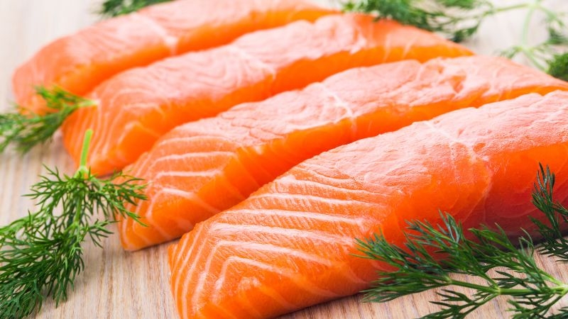 Cứ 100gr c&aacute; hồi tươi sẽ c&oacute; khoảng 206 calo
