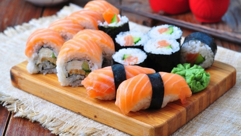 M&oacute;n sushi c&aacute; hồi thơm ngon chỉ qua v&agrave;i bước đơn giản