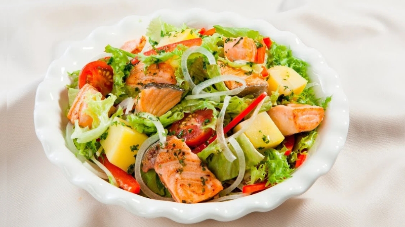 Salad c&aacute; hồi tốt cho sức khỏe, ph&ugrave; hợp với những người th&iacute;ch ăn rau củ quả