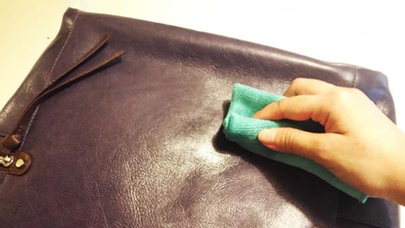 Vệ sinh c&aacute;c sản phẩm từ da PU bằng vải mềm