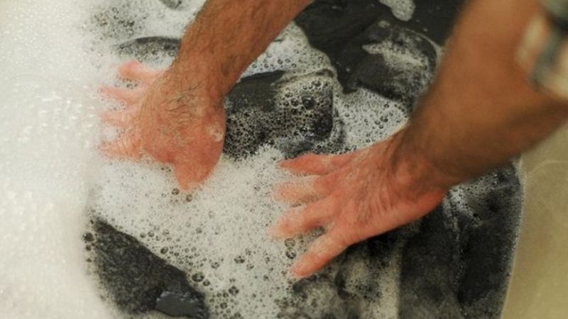 Vệ sinh c&aacute;c sản phẩm từ da PU bằng c&aacute;ch giặt tay hoặc giặt m&aacute;y