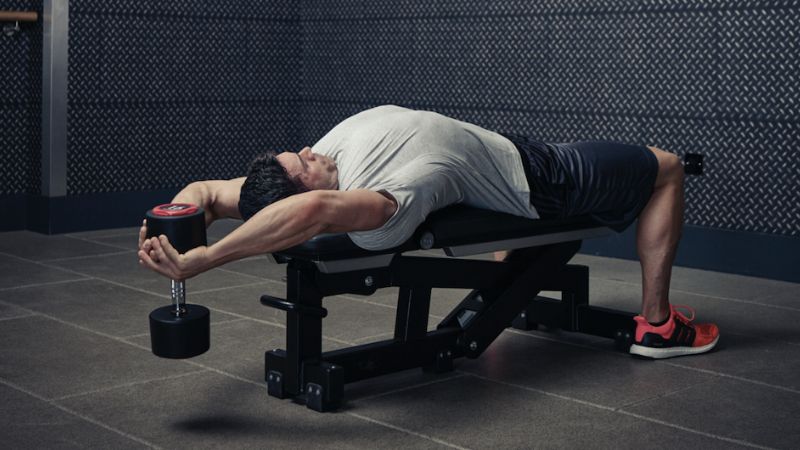 B&agrave;i Dumbbell Pullover