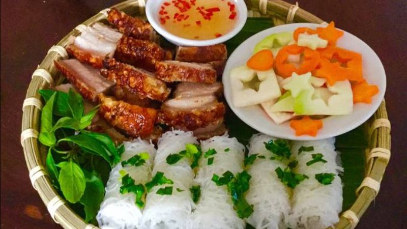 B&aacute;nh hỏi heo quay l&agrave; sự kết hợp tuyệt vời