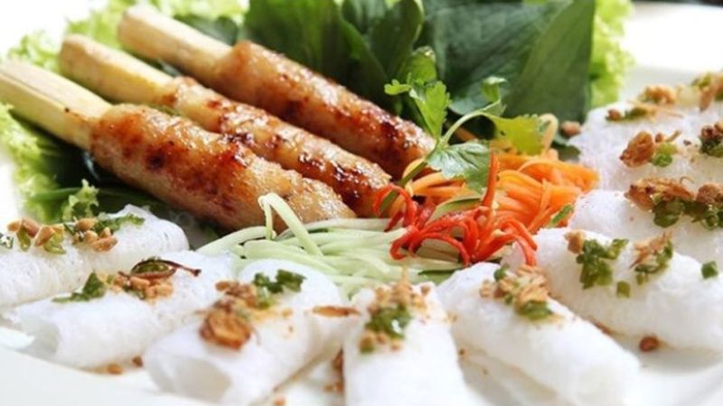 B&aacute;nh hỏi kết hợp với những thanh nem được nướng v&agrave;ng thơm ngon