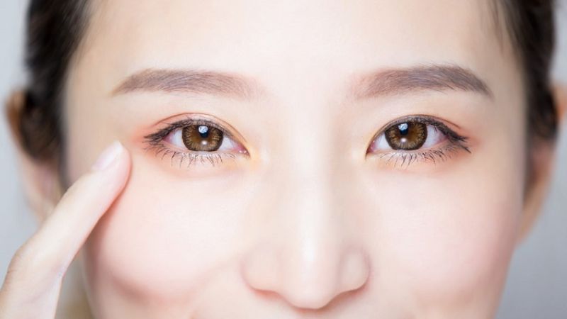 Quả hồng c&oacute; h&agrave;m lượng vitamin A cao, gi&uacute;p cho đ&ocirc;i mắt s&aacute;ng khỏe