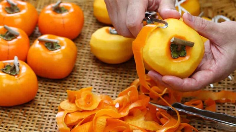 Kh&ocirc;ng ăn vỏ v&igrave; vỏ quả hồng chứa nhiều tannin, kh&ocirc;ng tốt cho dạ d&agrave;y