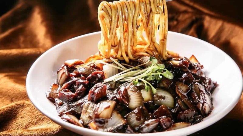 1 t&ocirc; m&igrave; tương đen H&agrave;n Quốc chứa khoảng 462kcal