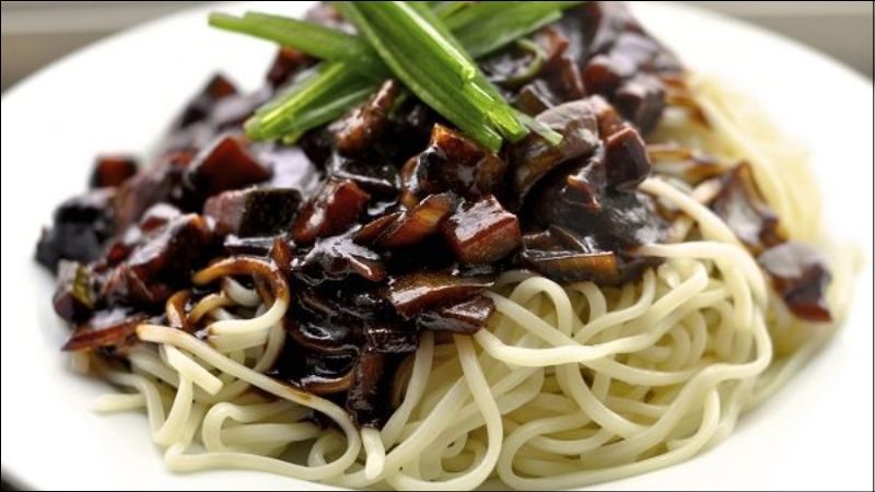 1 g&oacute;i m&igrave; tương đen Bắc Kinh 135g chứa 580 kcal