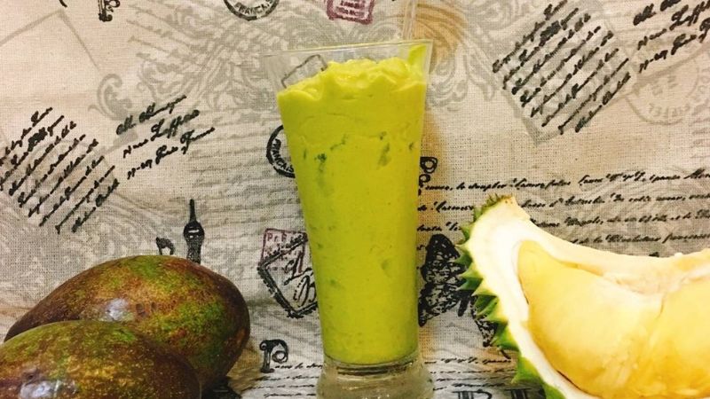 1 ly sinh tố bơ sầu ri&ecirc;ng c&oacute; thể chứa đến hơn 700kcal