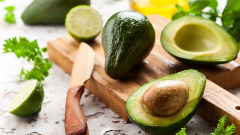 Dựa v&agrave;o m&agrave;u vỏ m&agrave; c&oacute; thể biết được độ ch&iacute;n của quả bơ