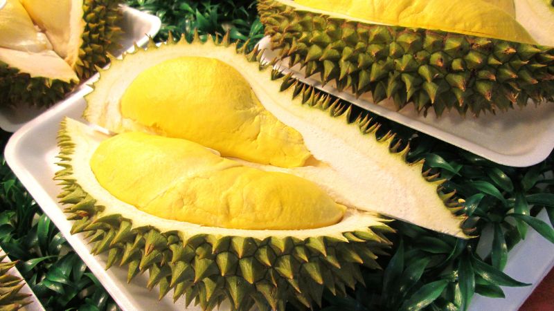Chọn sầu ri&ecirc;ng dựa tr&ecirc;n m&agrave;u sắc v&agrave; m&ugrave;i thơm
