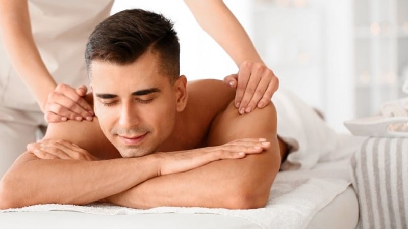 Massage bằng phương ph&aacute;p bấm huyệt