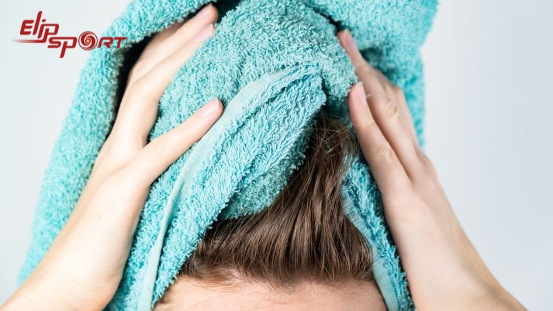 H&atilde;y sử dụng khăn b&ocirc;ng mềm để nhẹ nh&agrave;ng lau kh&ocirc; t&oacute;c, để m&aacute;i t&oacute;c c&oacute; thể tự nhi&ecirc;n kh&ocirc;