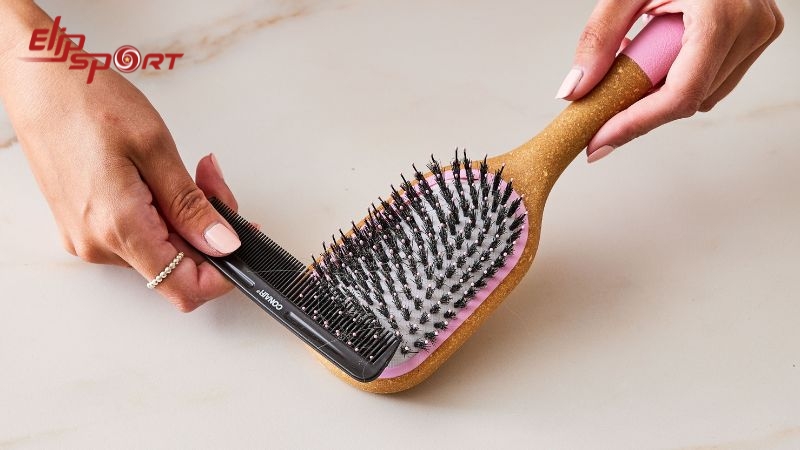 H&atilde;y d&agrave;nh thời gian để l&agrave;m sạch lược của m&igrave;nh với dầu gội hoặc x&agrave; ph&ograve;ng