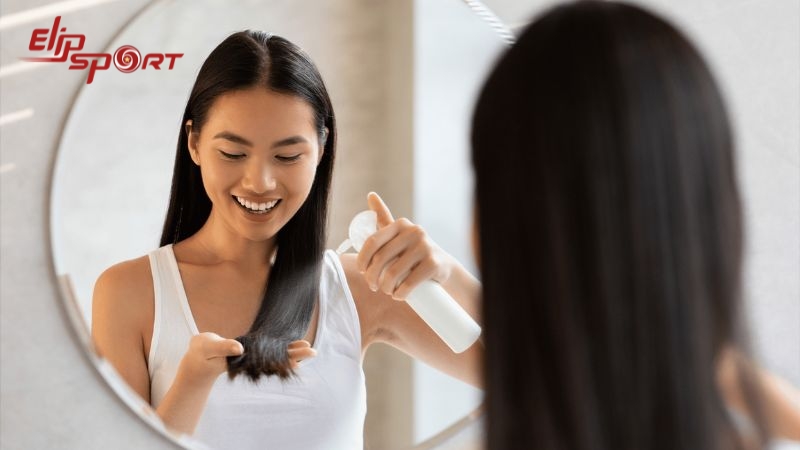H&atilde;y để v&ograve;i xịt ở c&aacute;ch m&aacute;i t&oacute;c một khoảng c&aacute;ch vừa đủ để cho dung dịch dạng sương rải đều l&ecirc;n tr&ecirc;n t&oacute;c