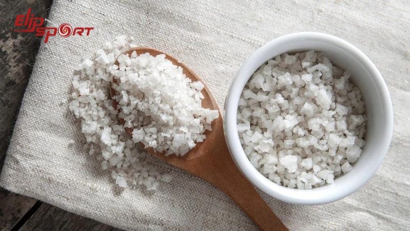 Muối c&oacute; t&aacute;c dụng l&agrave;m sạch da đầu, loại bỏ dầu thừa v&agrave; bụi bẩn, gi&uacute;p t&oacute;c chắc khỏe v&agrave; b&oacute;ng mượt