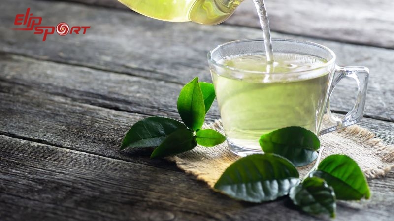 Nước tr&agrave; xanh c&oacute; chứa nhiều chất chống oxy h&oacute;a, gi&uacute;p bảo vệ t&oacute;c khỏi hư tổn v&agrave; phục hồi t&oacute;c hư tổn