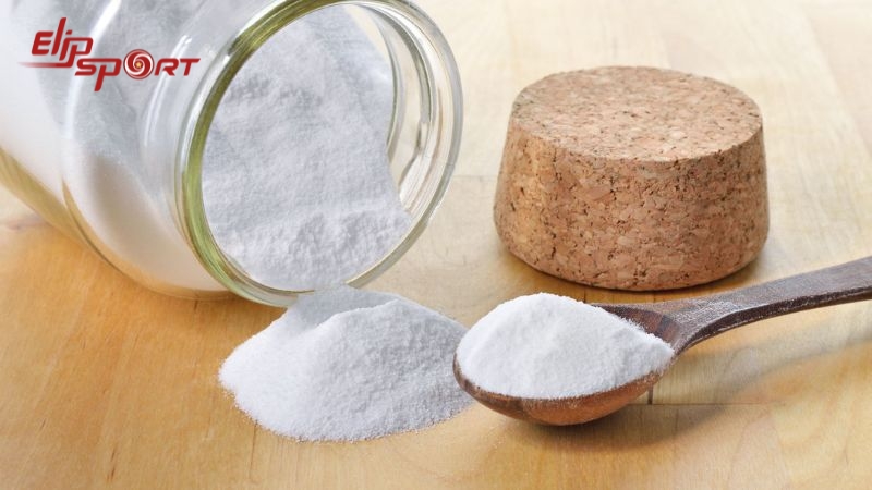Baking soda c&oacute; t&aacute;c dụng l&agrave;m sạch da đầu, loại bỏ dầu thừa v&agrave; bụi bẩn, gi&uacute;p t&oacute;c chắc khỏe v&agrave; b&oacute;ng mượt