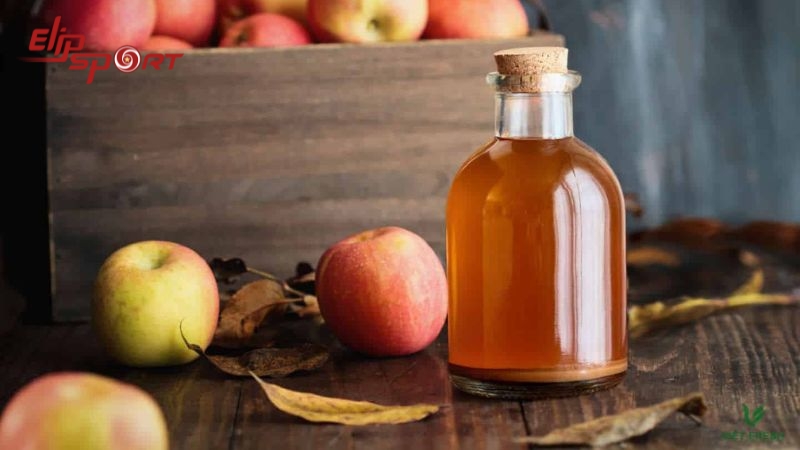 Giấm t&aacute;o c&oacute; chứa axit axetic, một chất c&oacute; t&aacute;c dụng c&acirc;n bằng độ pH của da đầu