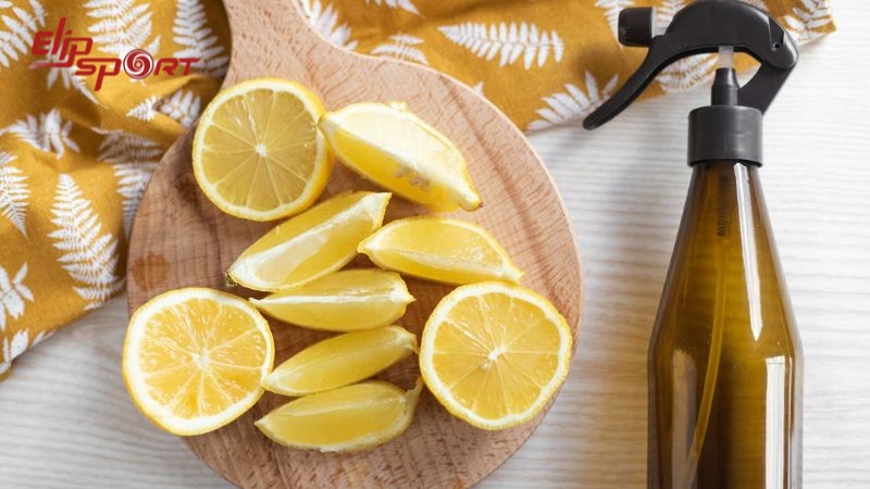 Nước chanh c&oacute; t&aacute;c dụng c&acirc;n bằng độ pH của da đầu, gi&uacute;p giảm tiết dầu
