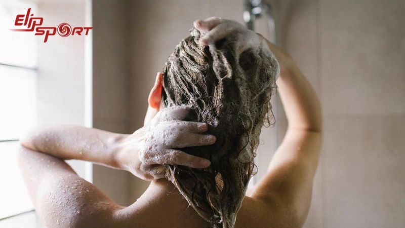 Việc sử dụng dầu xả qu&aacute; gần ch&acirc;n t&oacute;c hoặc chọn dầu gội kh&ocirc;ng ph&ugrave; hợp cũng c&oacute; thể l&agrave;m cho t&oacute;c trở n&ecirc;n bết