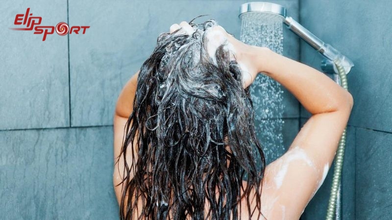 C&aacute;c h&oacute;a chất trong dầu gội sẽ l&agrave;m mất đi lớp dầu tự nhi&ecirc;n tr&ecirc;n da đầu