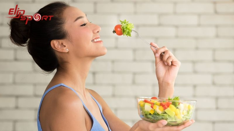 Thiếu hụt chất dinh dưỡng, đặc biệt l&agrave; vitamin nh&oacute;m B, l&agrave; một trong những nguy&ecirc;n nh&acirc;n ch&iacute;nh g&acirc;y ra t&igrave;nh trạng t&oacute;c bết nhanh ch&oacute;ng