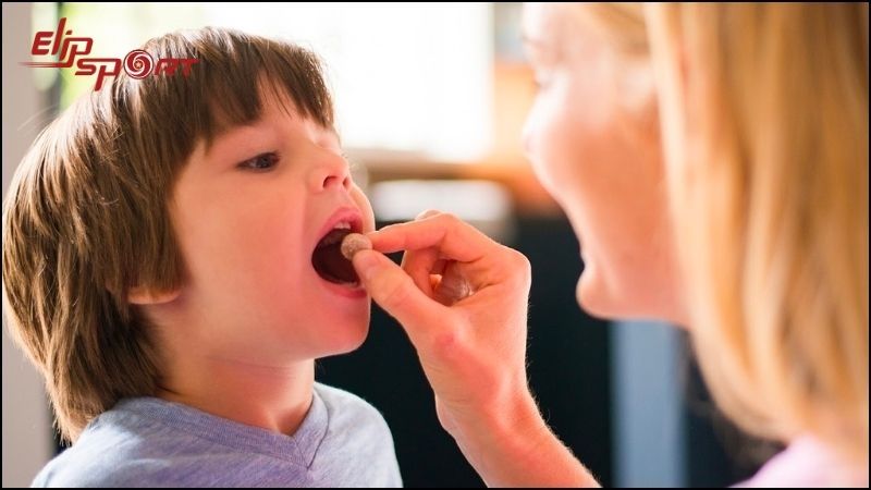 Mẹ c&oacute; thể cho b&eacute; bổ sung một số thực phẩm chức năng
