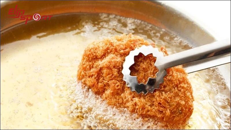 Việc t&aacute;i sử dụng dầu ăn nhiều c&oacute; thể l&agrave; nguy cơ tiềm ẩn g&acirc;y ung thư