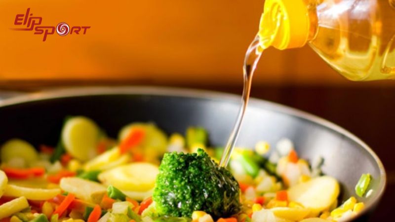 Thực phẩm chi&ecirc;n, x&agrave;o chứa nhiều dầu c&oacute; thể g&acirc;y tăng khả năng t&iacute;ch tụ mỡ thừa